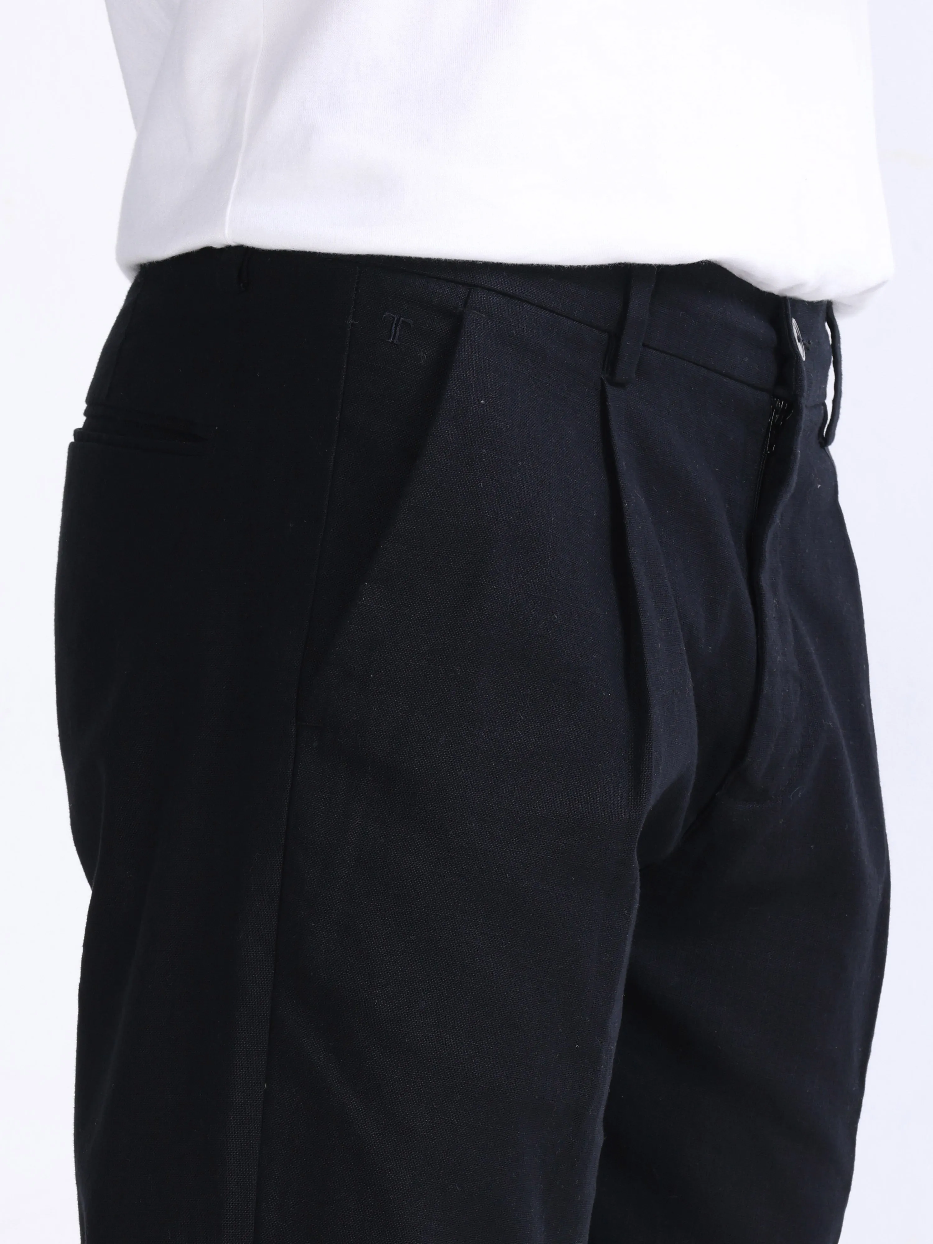 RAW SLUB PLEATED TROUSER IN BLACK